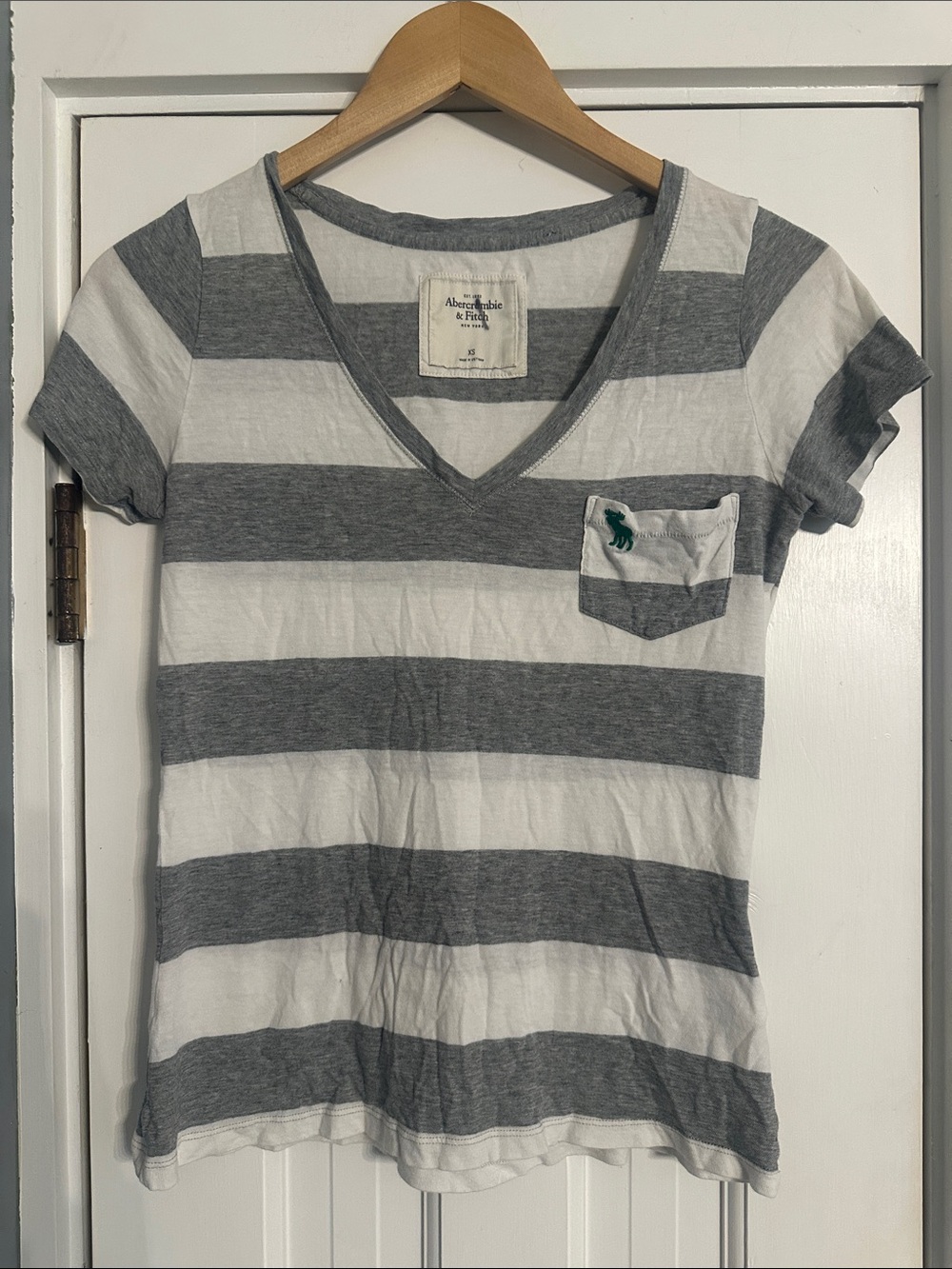 Abercrombie & Fitch Gray White Striped V-Neck Pocket Tee Moose Logo Size XS